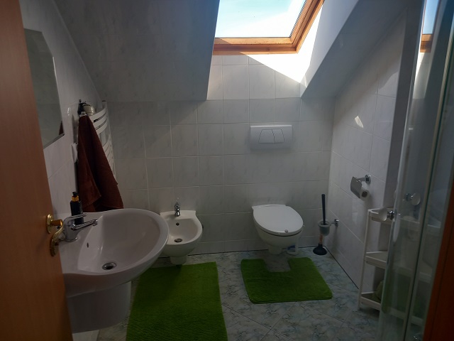 Łazienka ze zlewem i toaletą