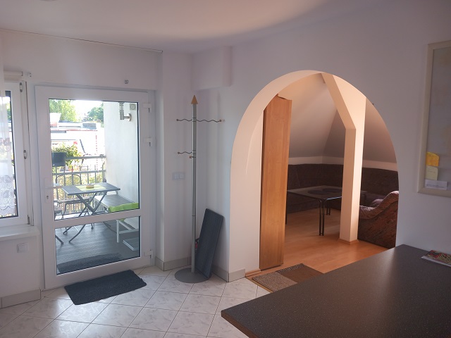 Przedpokój z drzwiami i wieszakiem