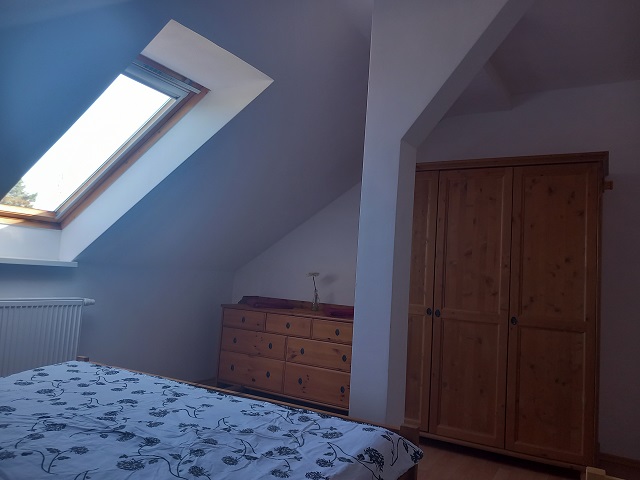 Sypialnia z łóżkiem podwójnym i szafą