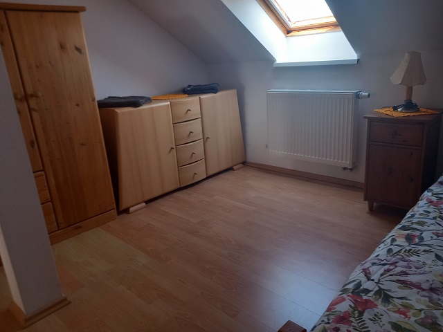 Sypialnia z dwoma łóżkami i szafą