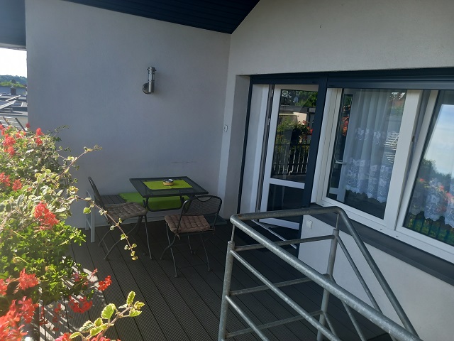 Taras ze stolikiem i krzesłami